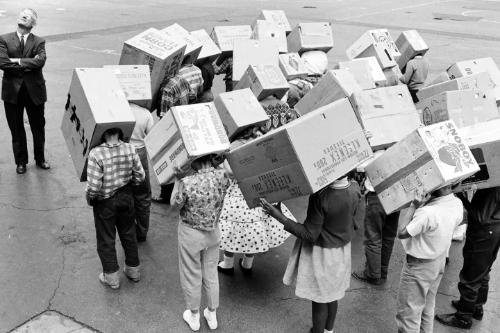 Ne tarafa bakmak lazım? 1963'te Illinois eyaletinin Maywood kasabasında güneş tutulmasını izleme hazırlıkları. Fotoğraf: Getty